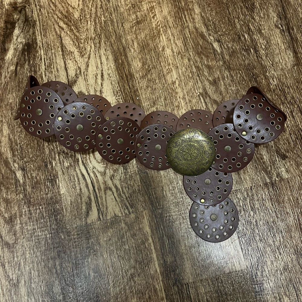 Western circle belt brown with brass hardware